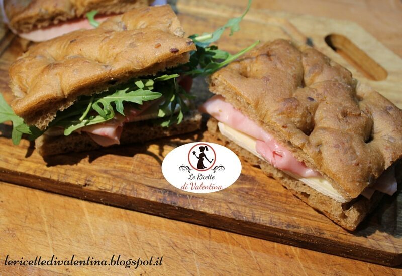 Focaccelle integrali (si quelle del mulino bianco) con prosciutto cotto e toma del melle