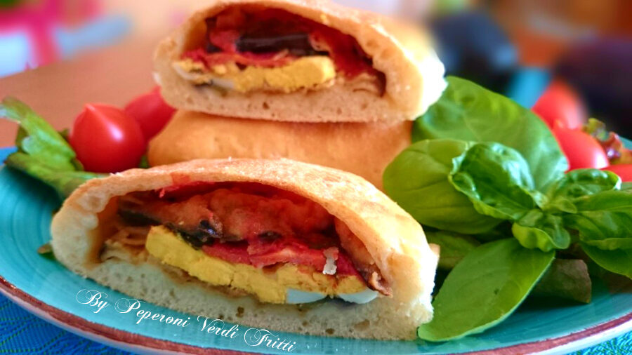 Focaccette ripiene con parmigiana di melanzane