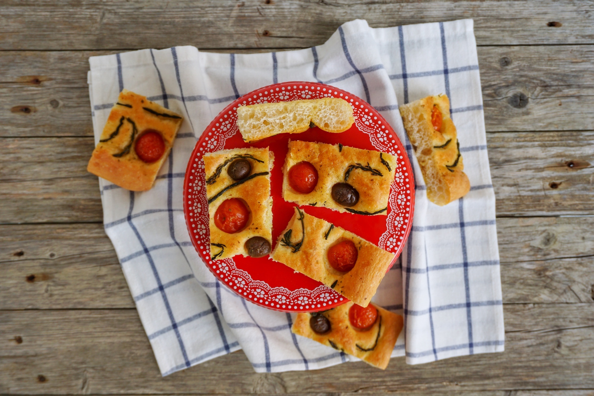 Focaccia a lunga lievitazione con pomodori, olive e asparagi