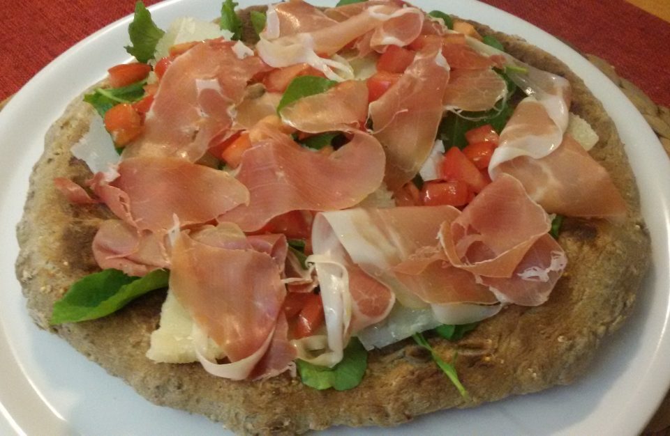 Focaccia ai cereali nella macchina del pane con cottura nel fornetto ferrari