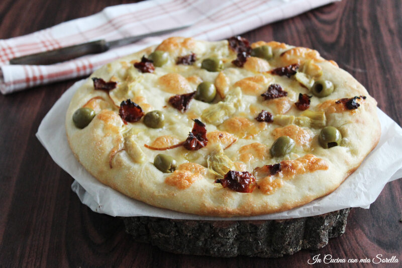 Focaccia ai pomodori secchi e olive