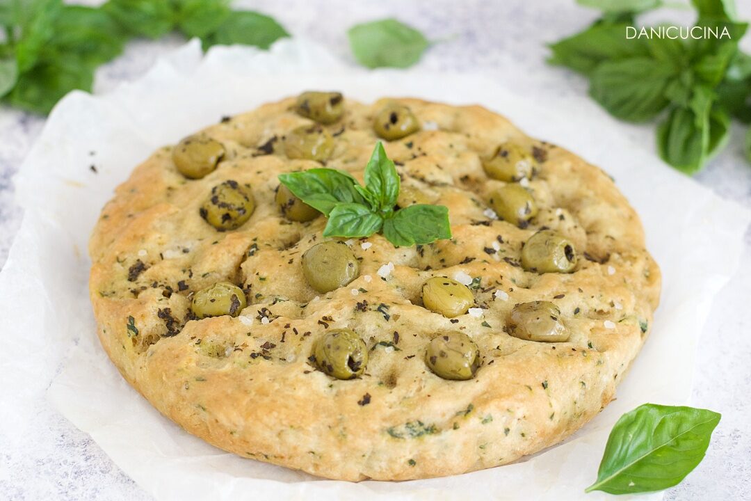 Focaccia al basilico e olive con lievito istantaneo