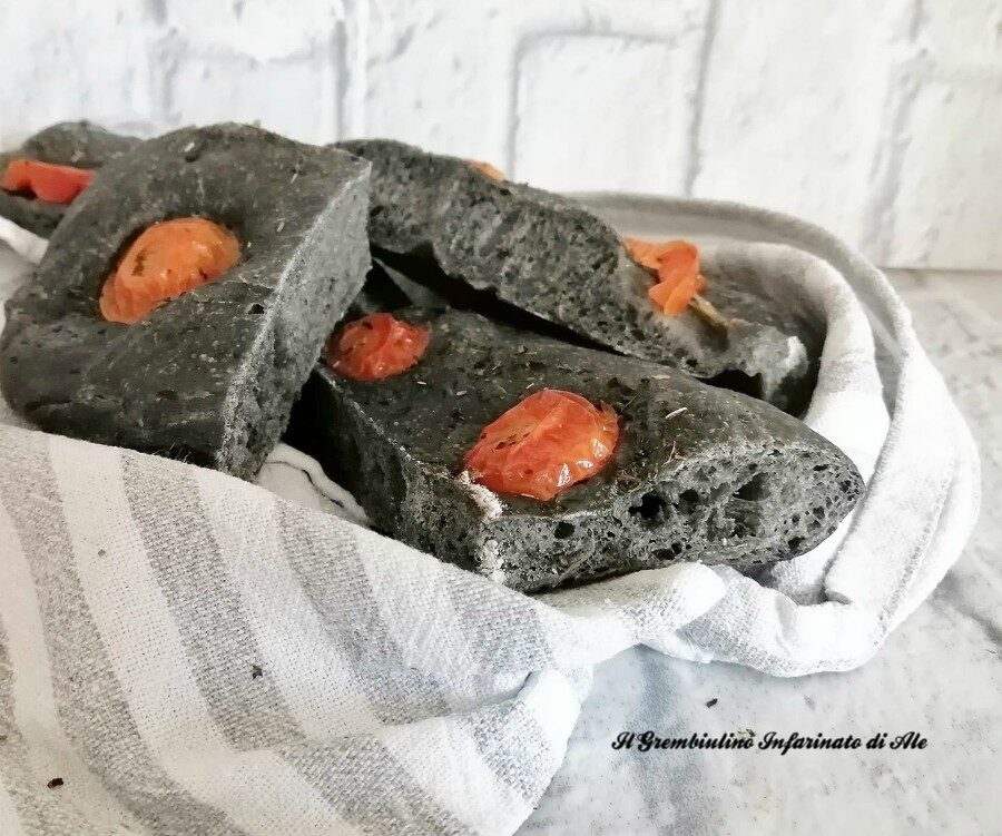 Focaccia al carbone vegetale e pomodorini