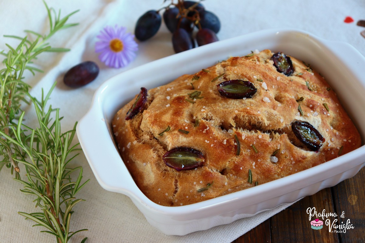 Focaccia al farro con uva nera