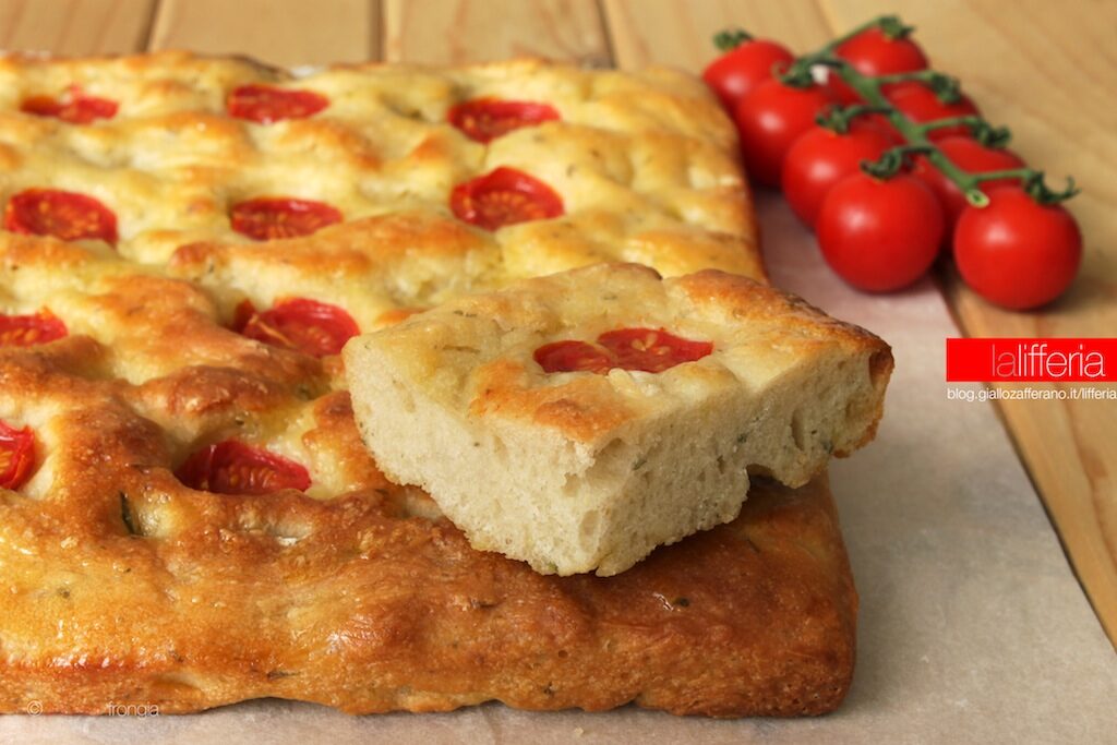 Focaccia al rosmarino con pomodorini