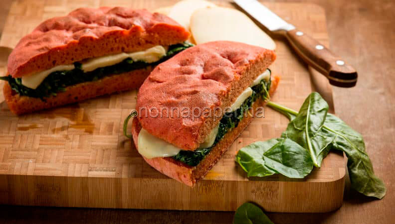 Focaccia alla barbabietola con spinaci e scamorza: che bontà
