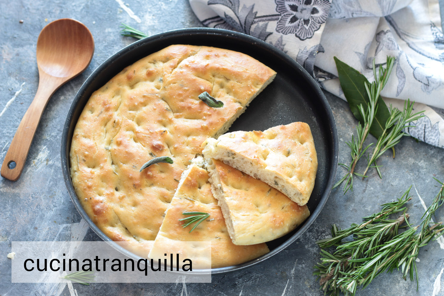 Focaccia alla salvia e rosmarino con impasto in ciotola