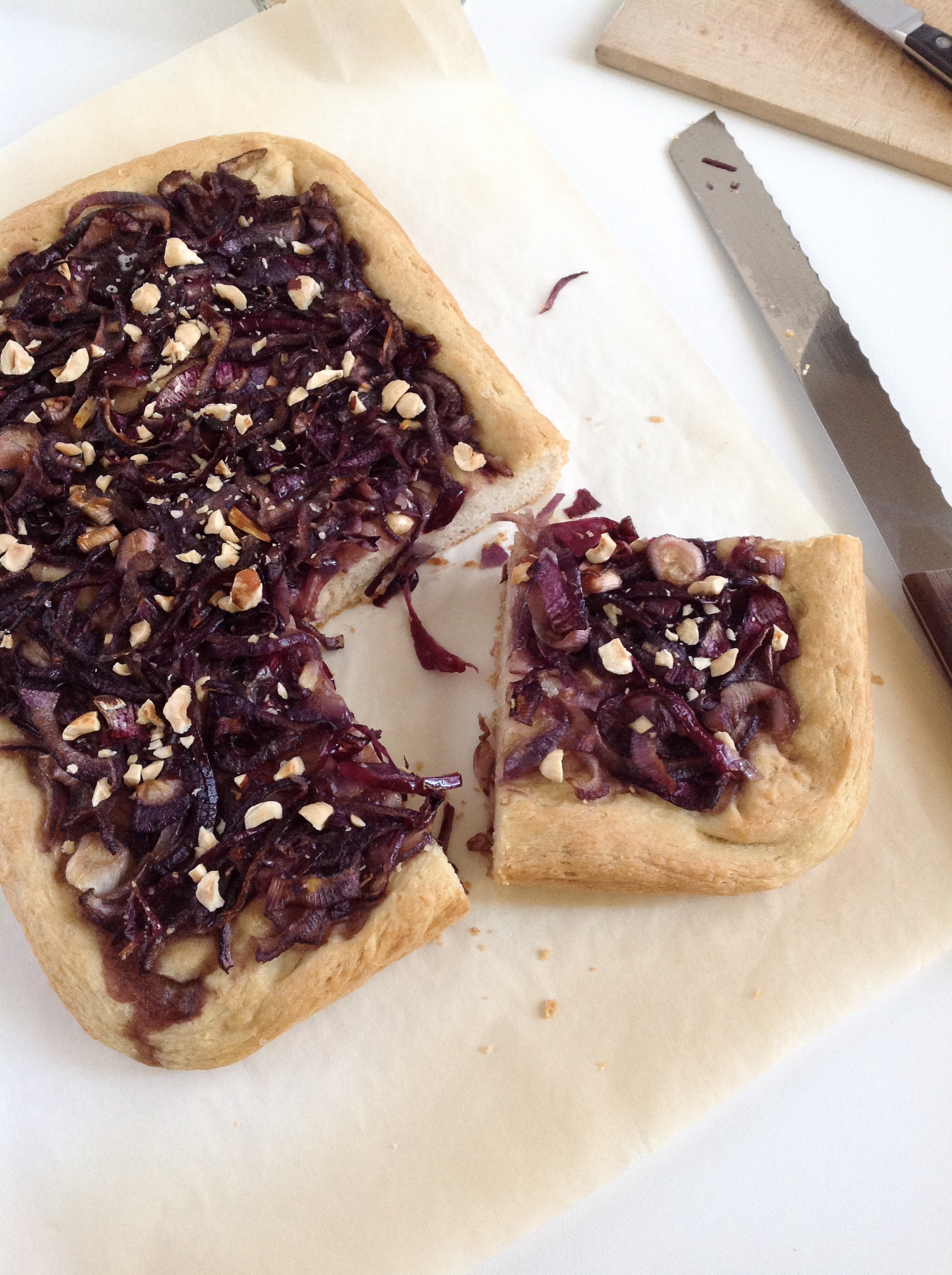 Focaccia alle cipolle rosse e nocciole