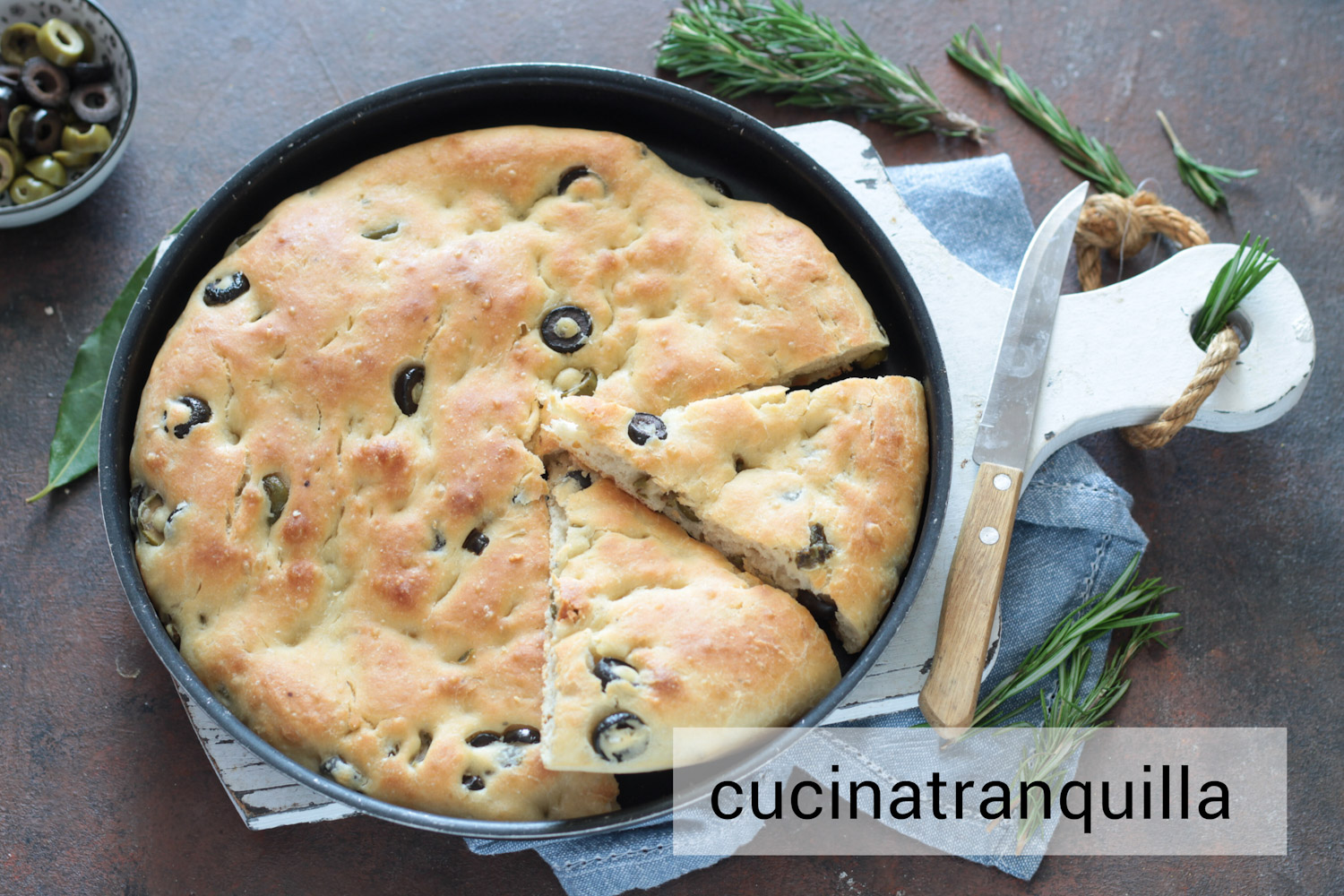 Focaccia alle olive con impasto in ciotola