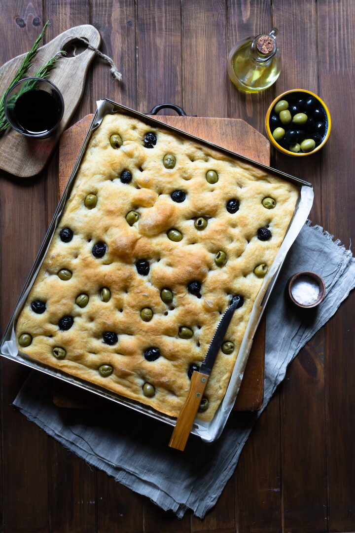 Focaccia alle olive (con lievito di birra)