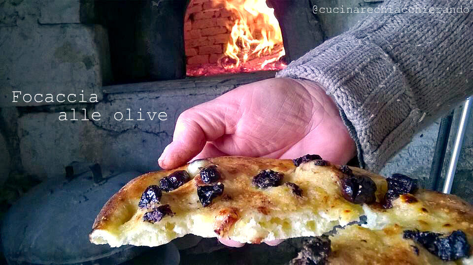 Focaccia alle olive, pasta madre solida, lievito liquido e tanto altro