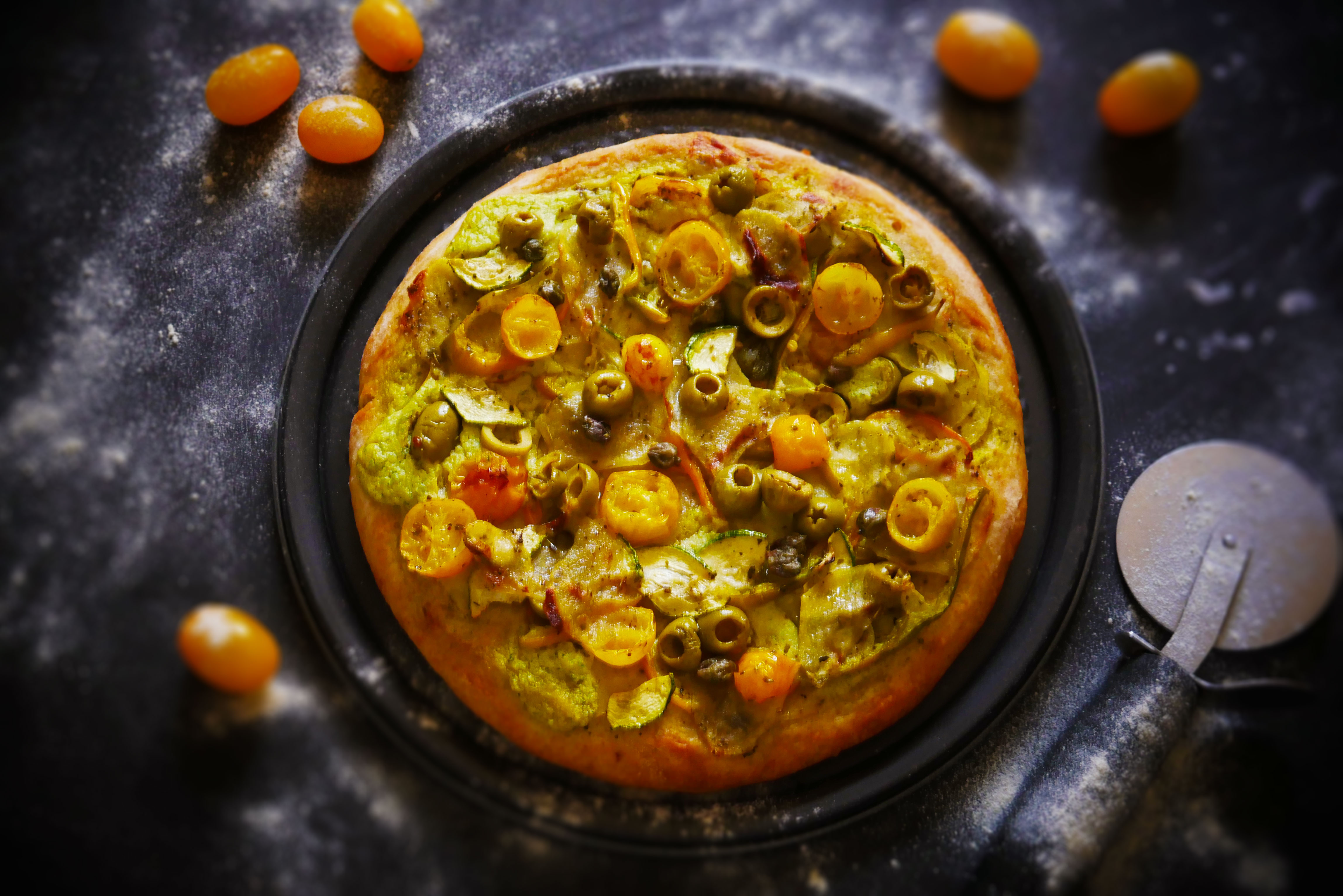 Focaccia alta con peperoni e datterini gialli, zucchine, olive verdi e capperi