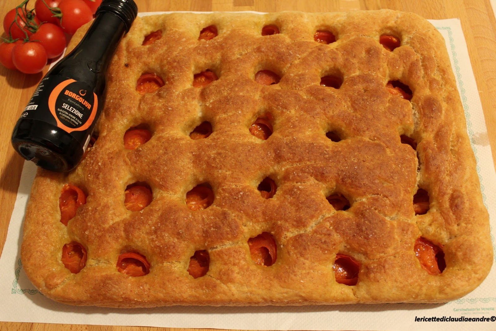 Focaccia alta e soffice con pomodorini