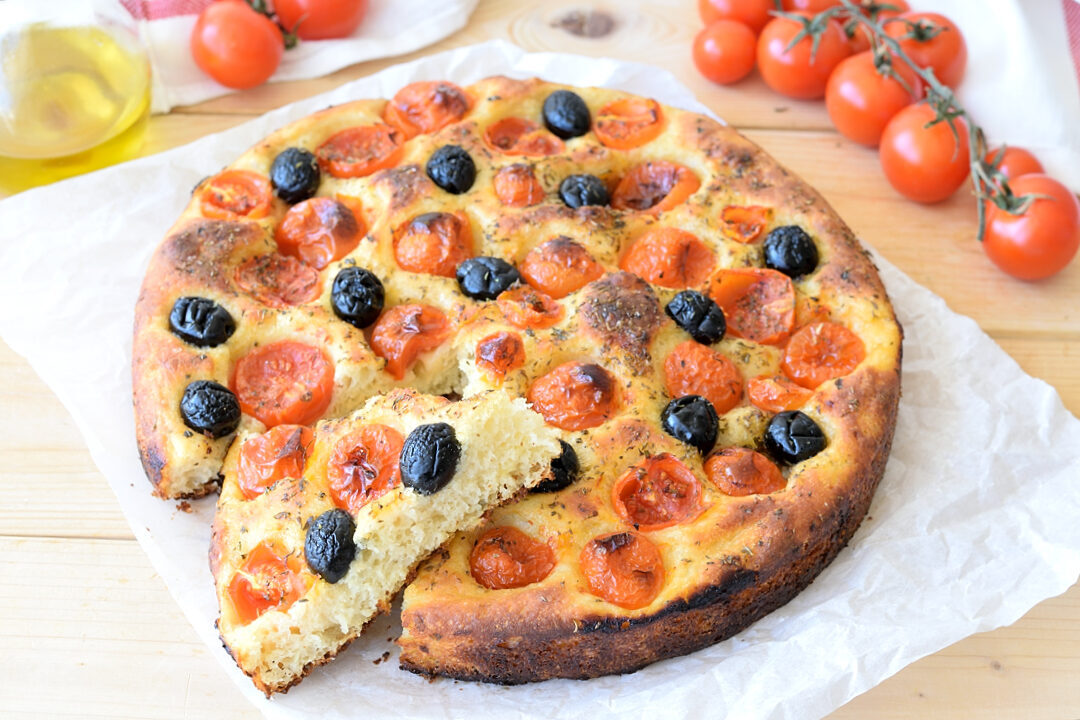 Focaccia barese con pomodorini e olive