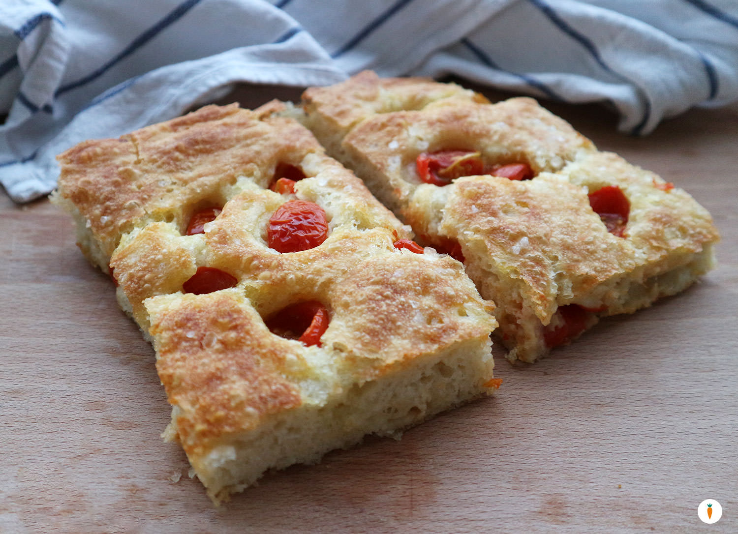 Focaccia barese di patate con i pomodorini
