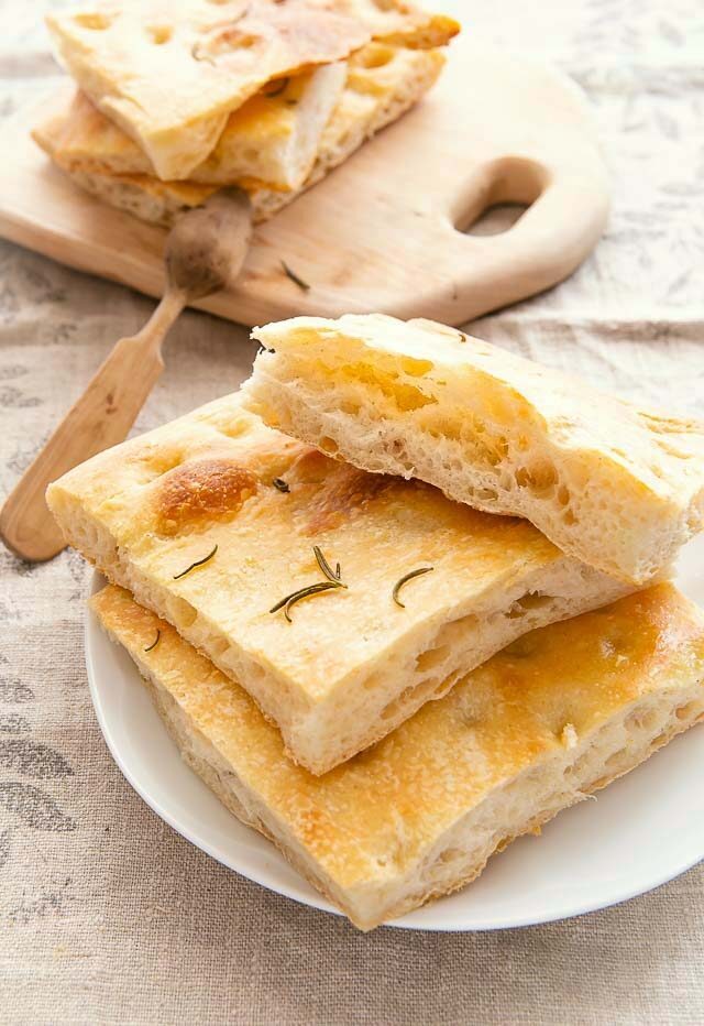 Focaccia bianca con pasta madre: sofficissima!