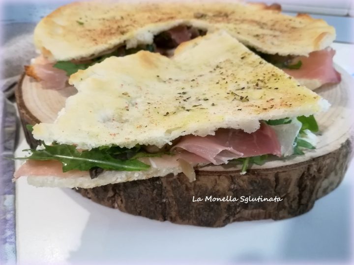 Focaccia boscaiola con robiola , crudo e funghi