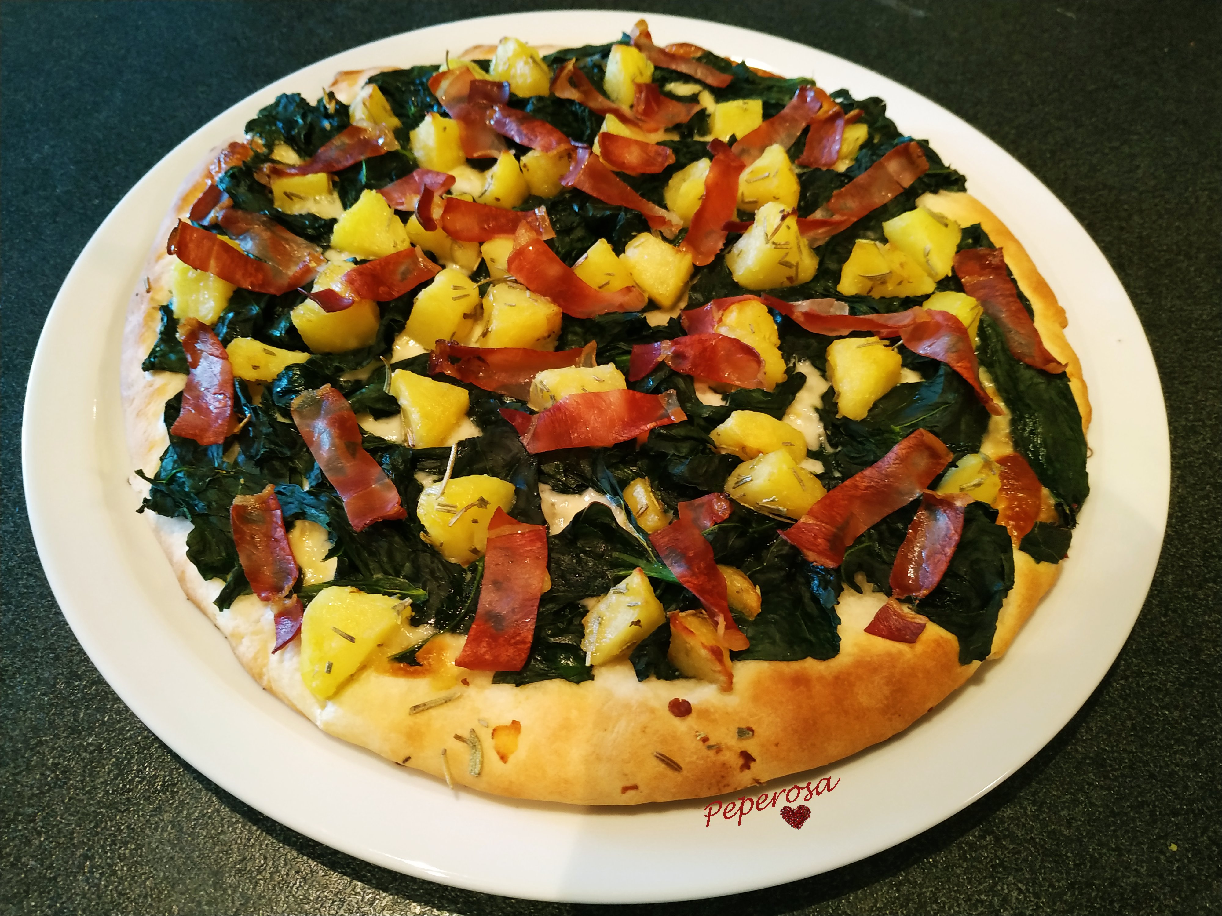 Focaccia cavolo nero, patate e speck