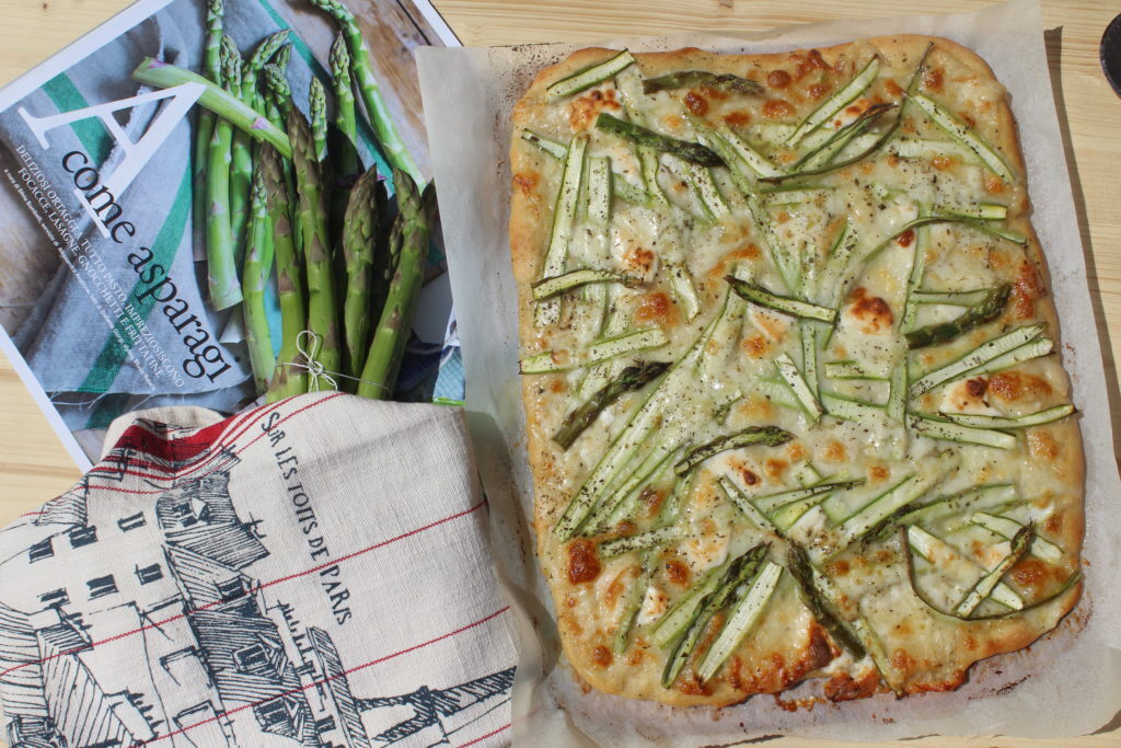 Focaccia con asparagi e mozzarella
