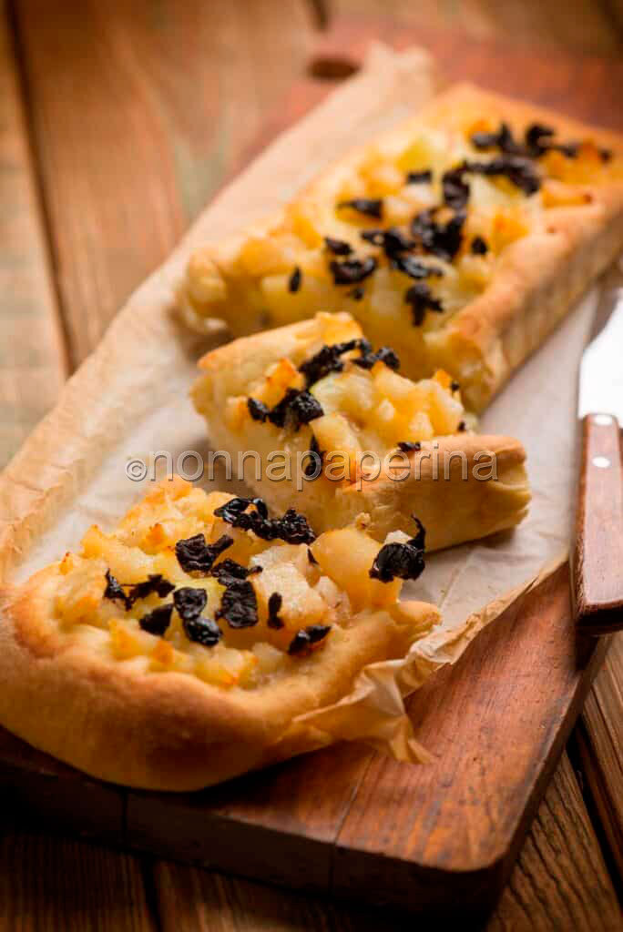 Focaccia con baccalà, patate e olive nere. cos’altro possiamo desiderare?