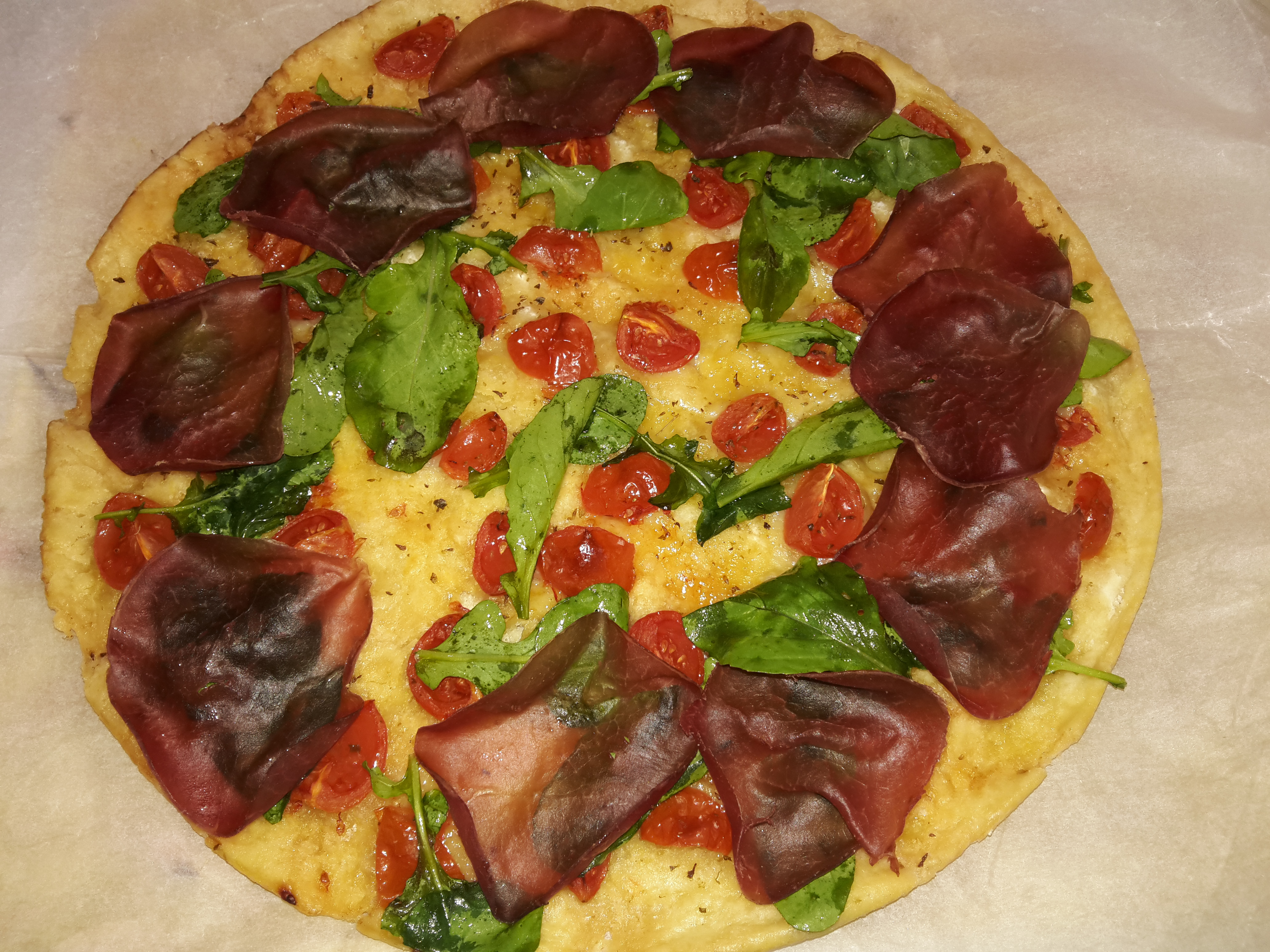 Focaccia con bresaola, rucola e pomodorini