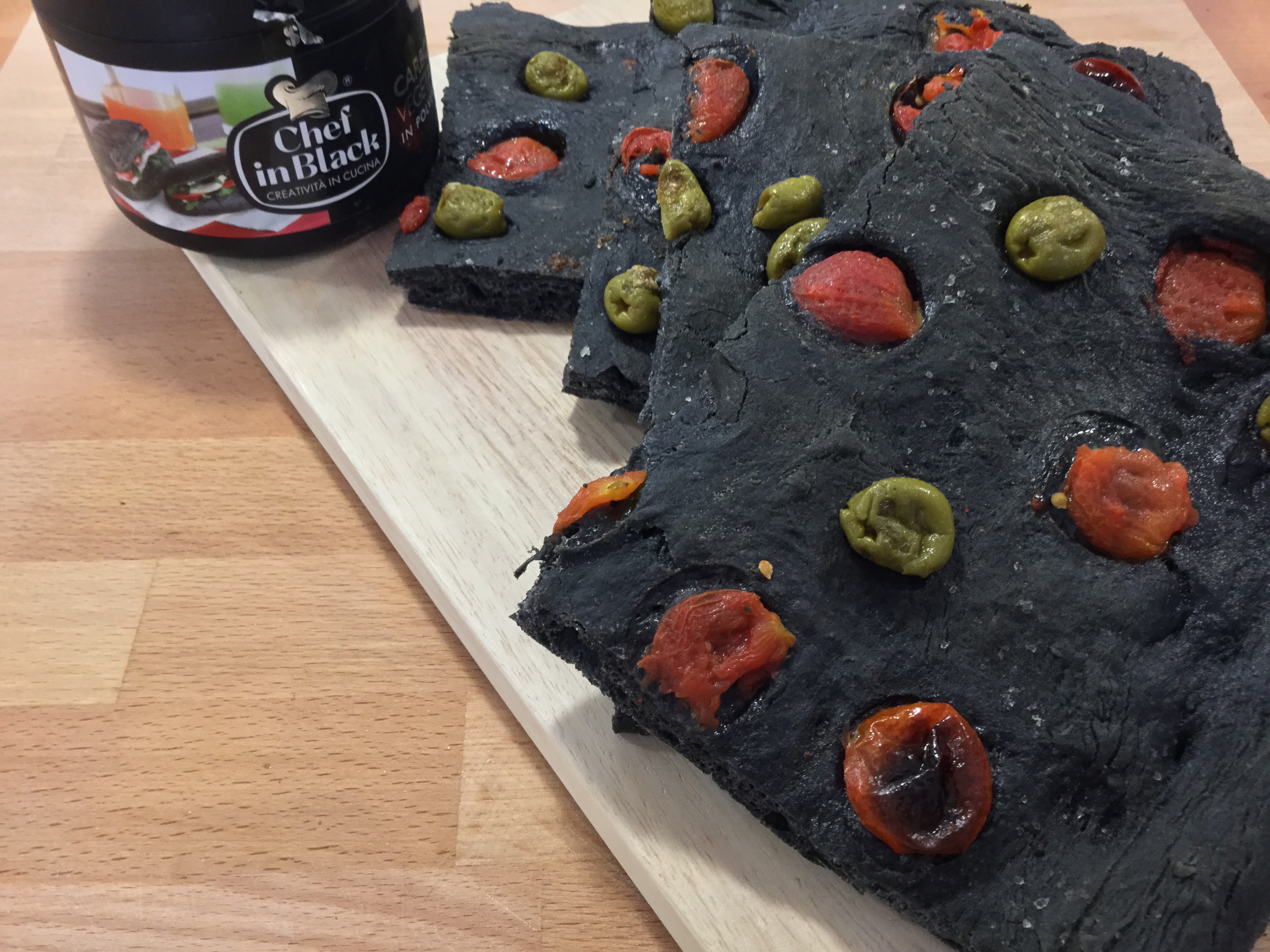Focaccia con carbone vegetale