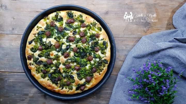 Focaccia con cime di rape e salsiccia
