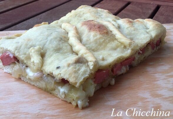 Focaccia con cipolla wurstel e toma