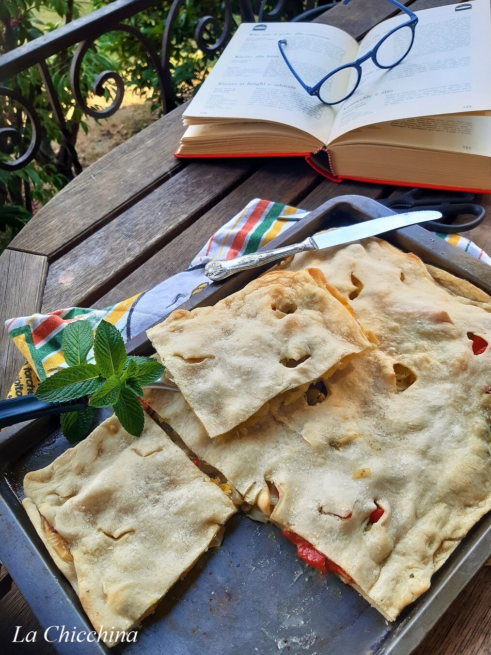 Focaccia con cipolle, capperi, olive e pepeoni