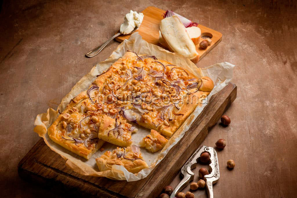 Focaccia con cipolle e formaggio, la golosità in un sol boccone!
