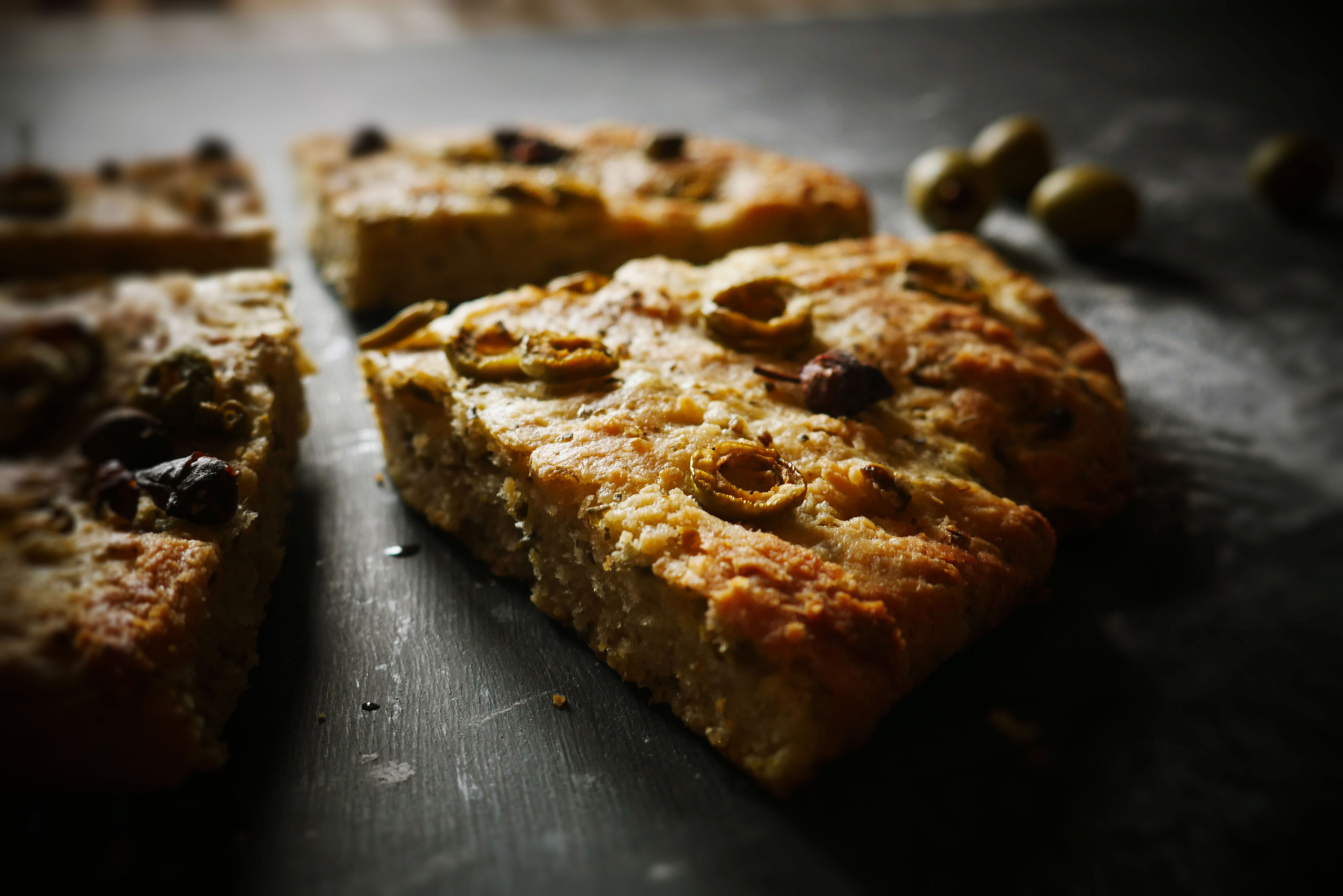 Focaccia con farina di segale, olive verdi e capperi