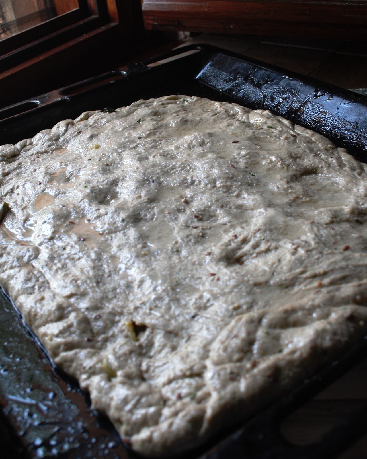 Focaccia con farina multicereali ripiena di zucchine e fiori di zucca