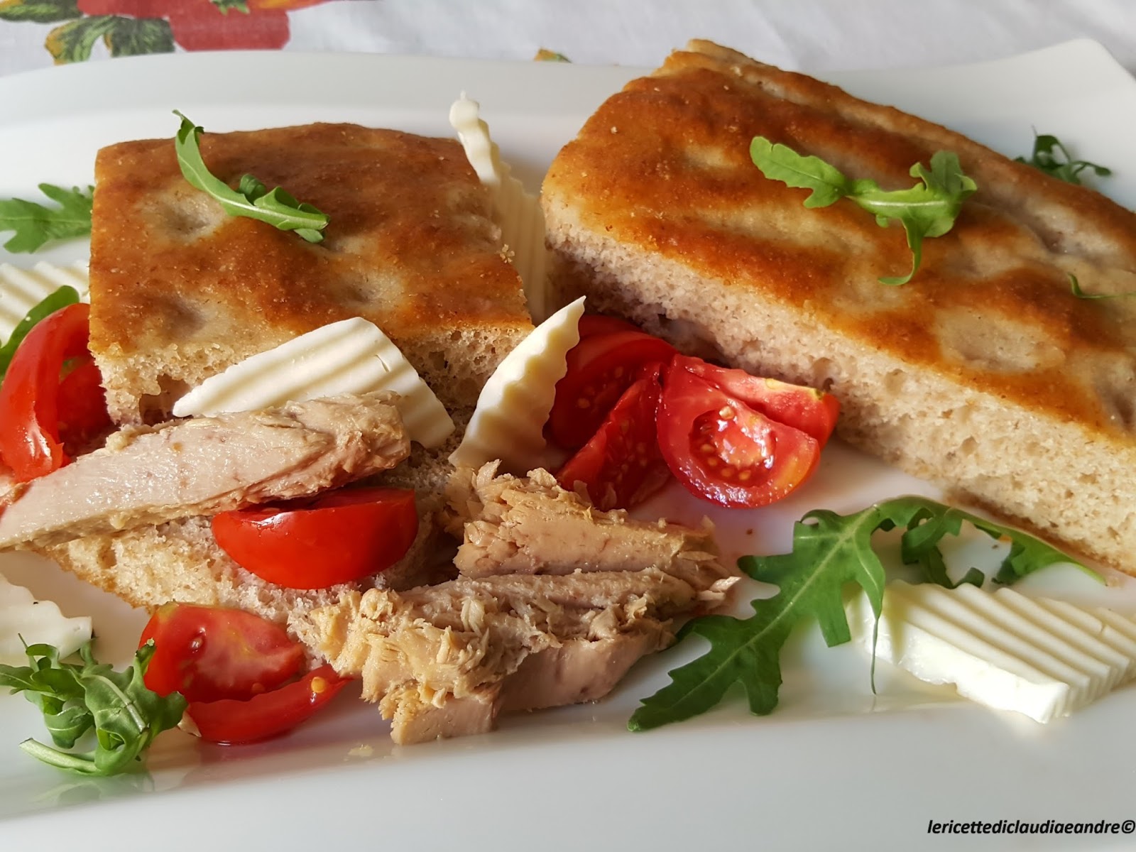 Focaccia con farina semintegrale, farina di ceci, tonno, rucola, formaggio e pomodorini
