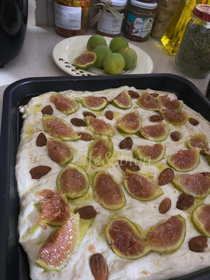 Focaccia con fichi e mandorle al profumo d’olio d’oliva