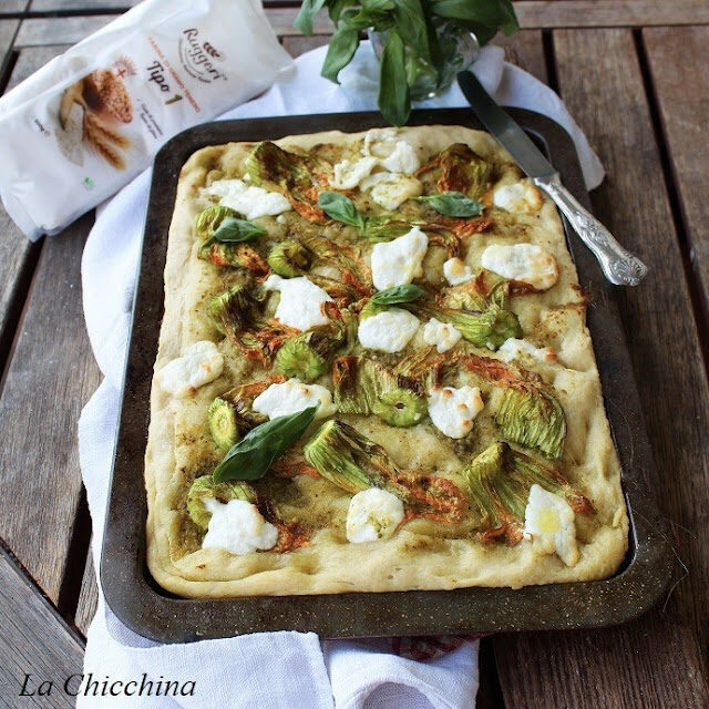 Focaccia con fiori di zucca, robiola e pesto