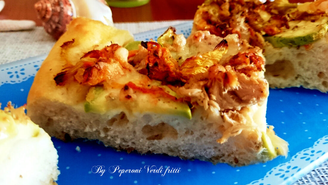 Focaccia con fiori di zucca, zucchine e tonno