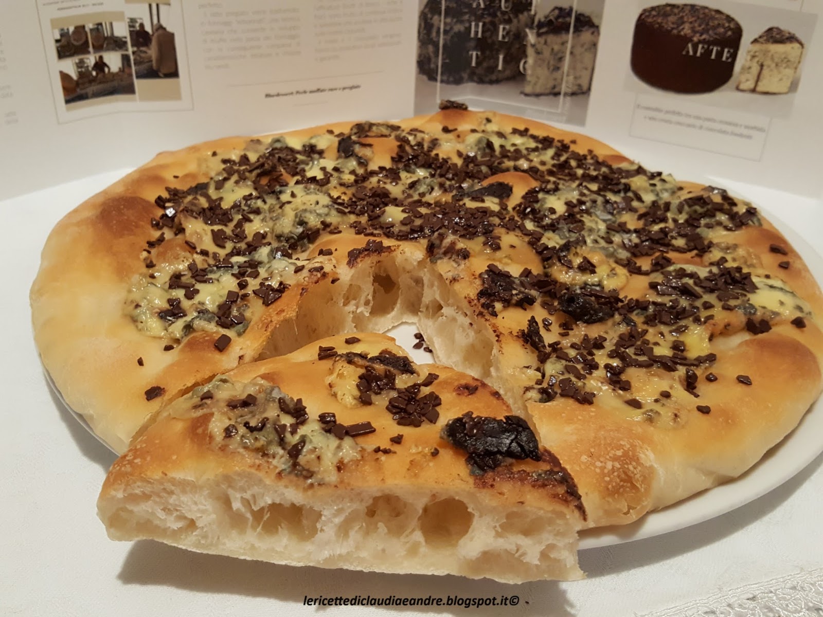 Focaccia con formaggio bluedessert after e cioccolato