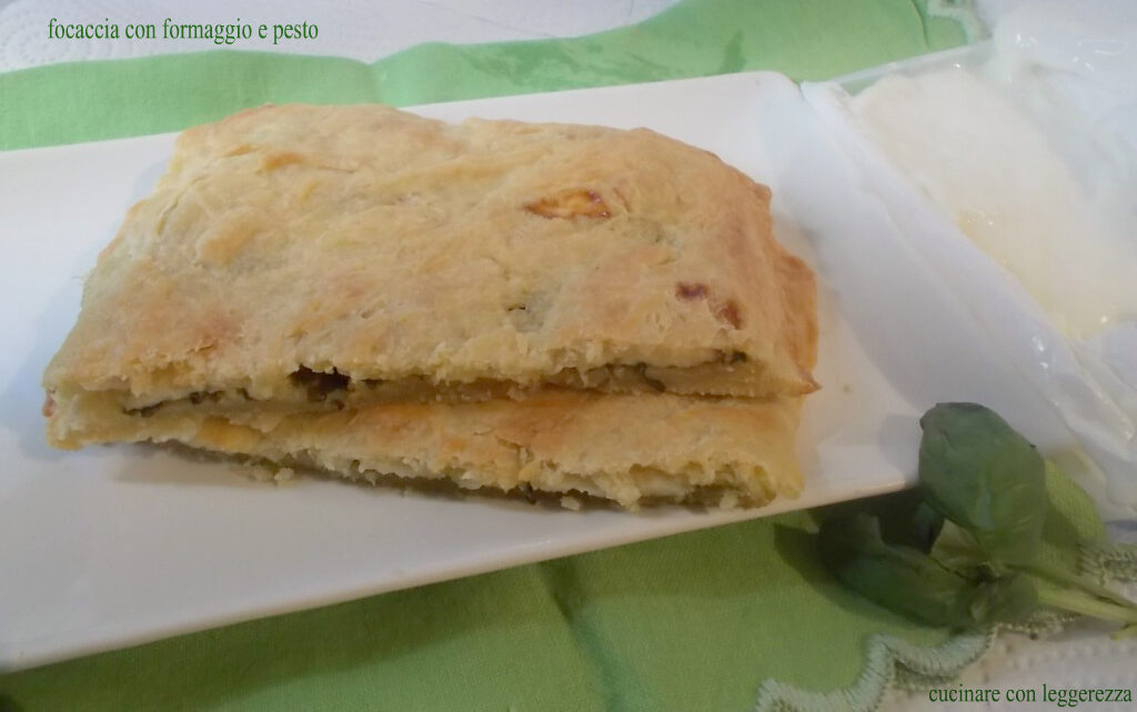 Focaccia con formaggio e pesto