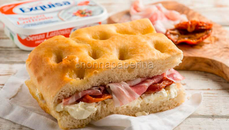 Focaccia con formaggio exquisa, pancetta e pomodori