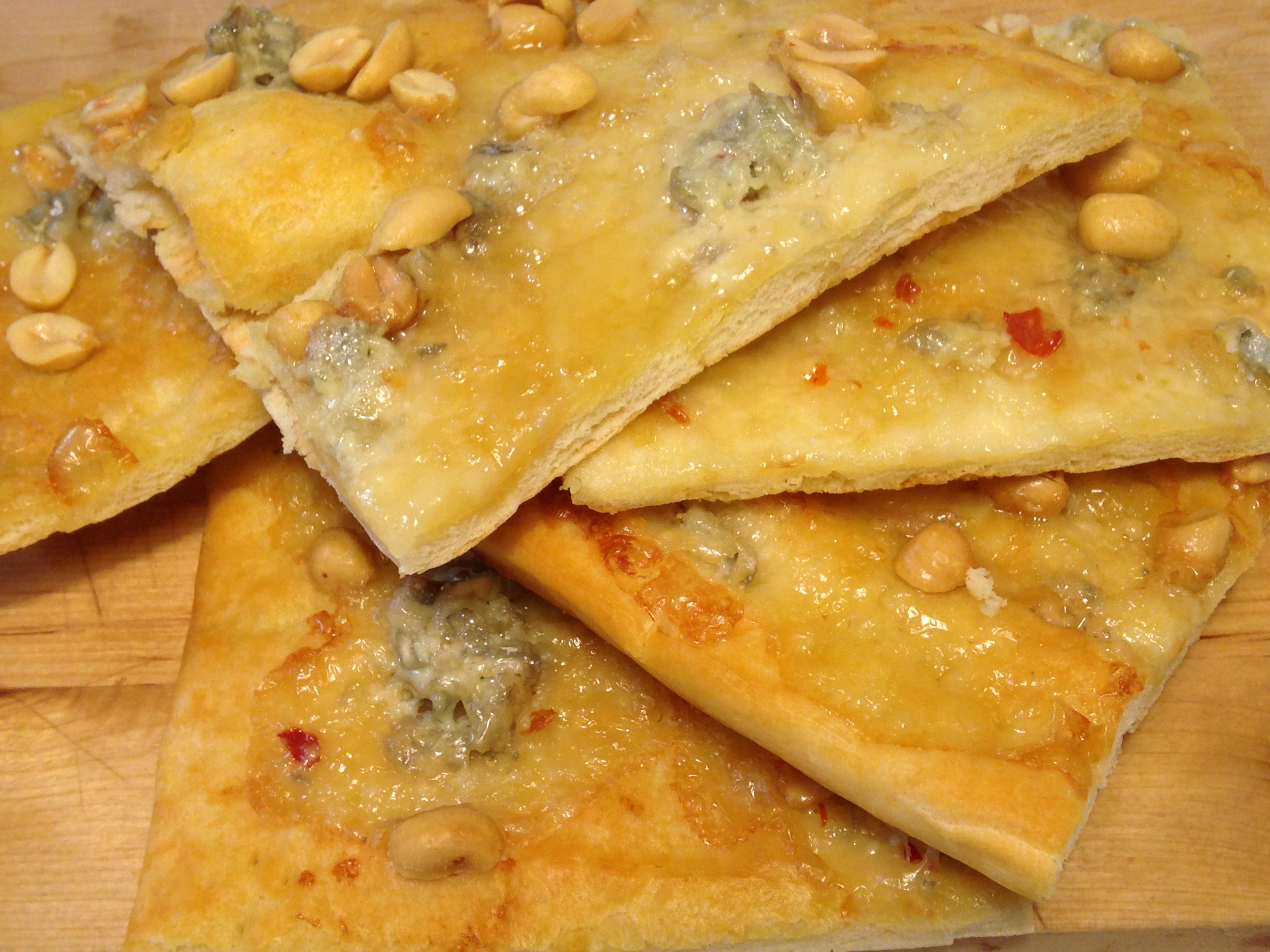 Focaccia con gorgonzola piccante e arachidi salate