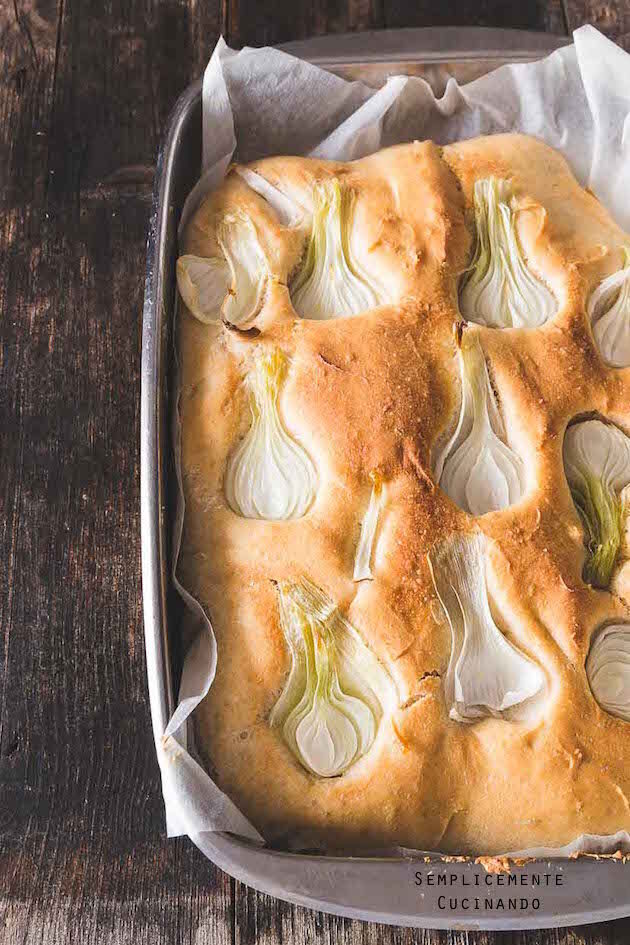 Focaccia con i cipollotti