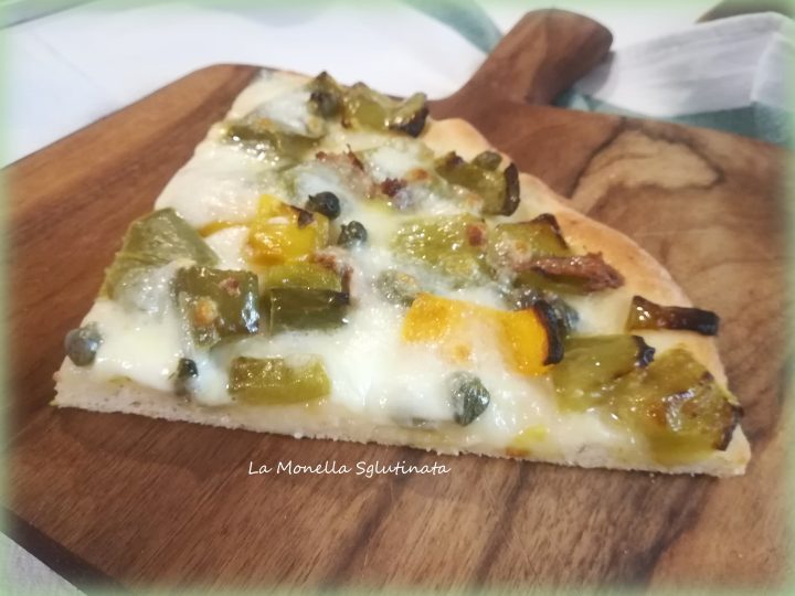 Focaccia con i peperoni,bufala,capperi e acciughe
