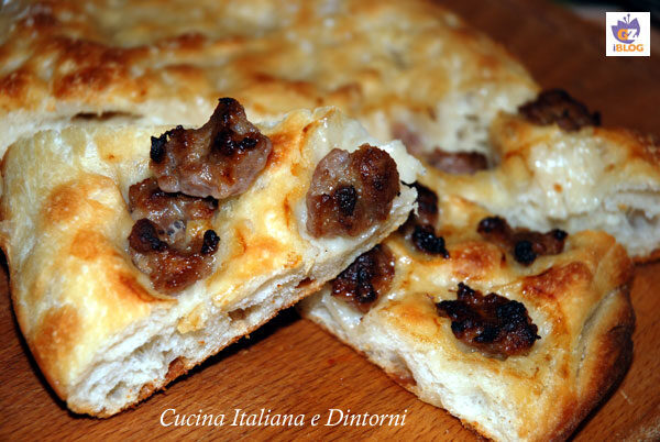 Focaccia con la salsiccia