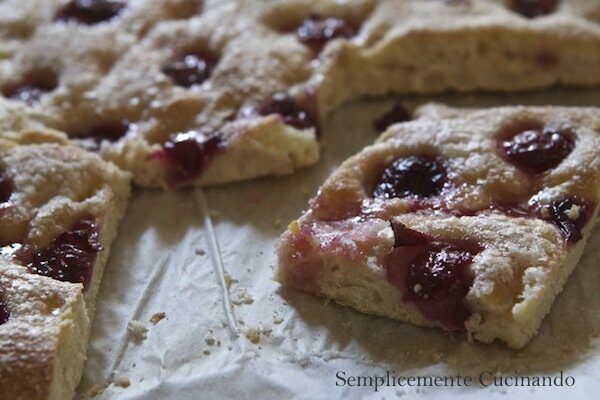 Focaccia con le ciliegie