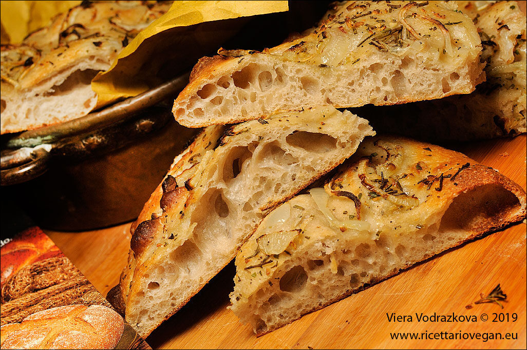 Focaccia con le cipolle,pasta madre a lunga lievitazione