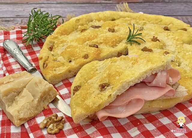 Focaccia con noci e parmigiano