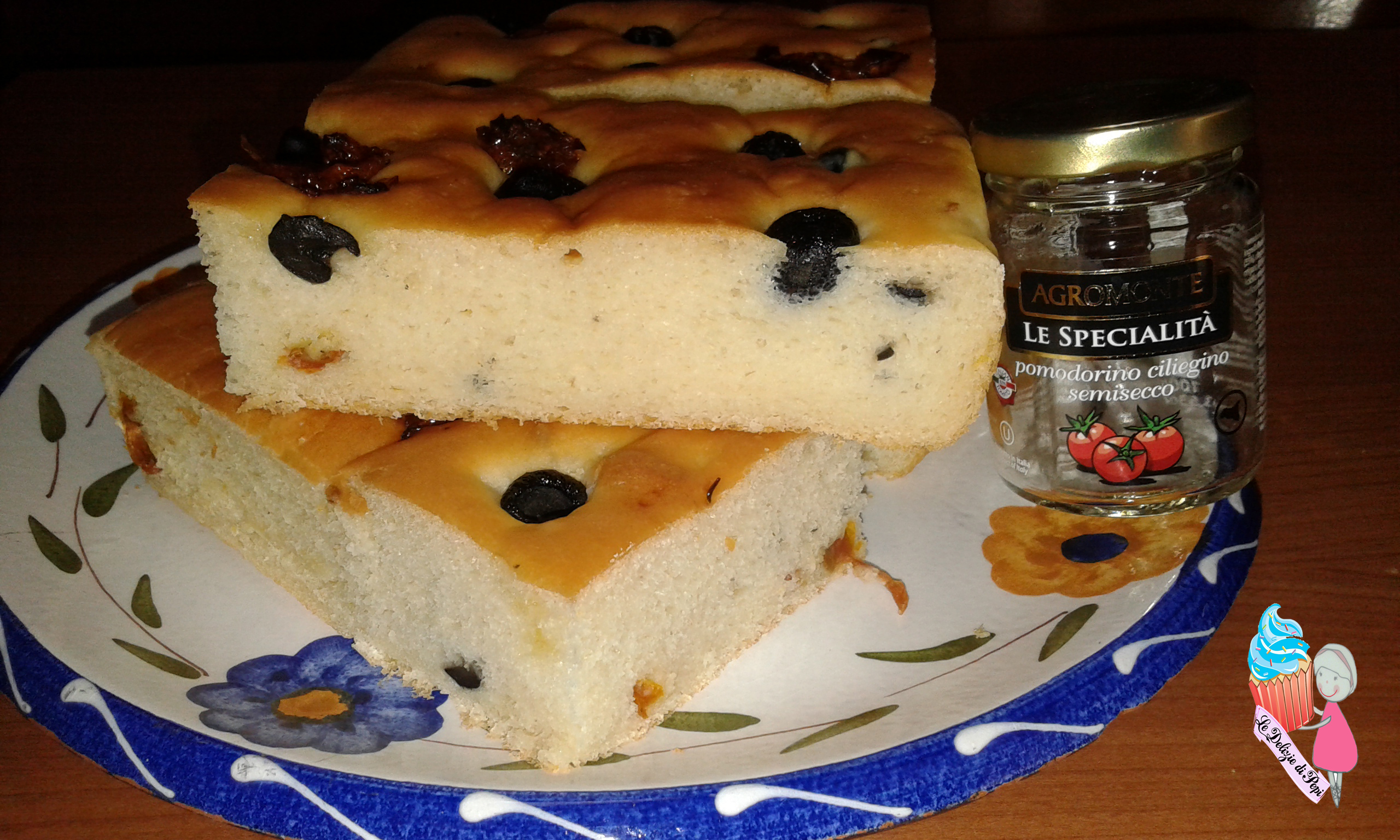 Focaccia con olive e pomodori secchi