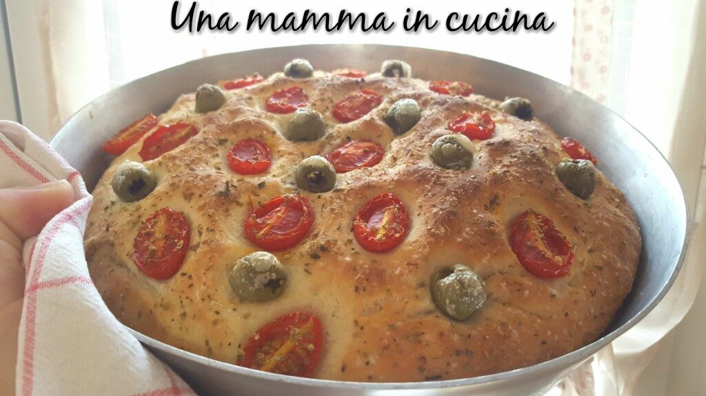 Focaccia con olive e pomodorini