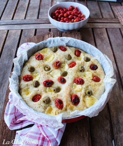 Focaccia con olive, pomodorini e formaggio