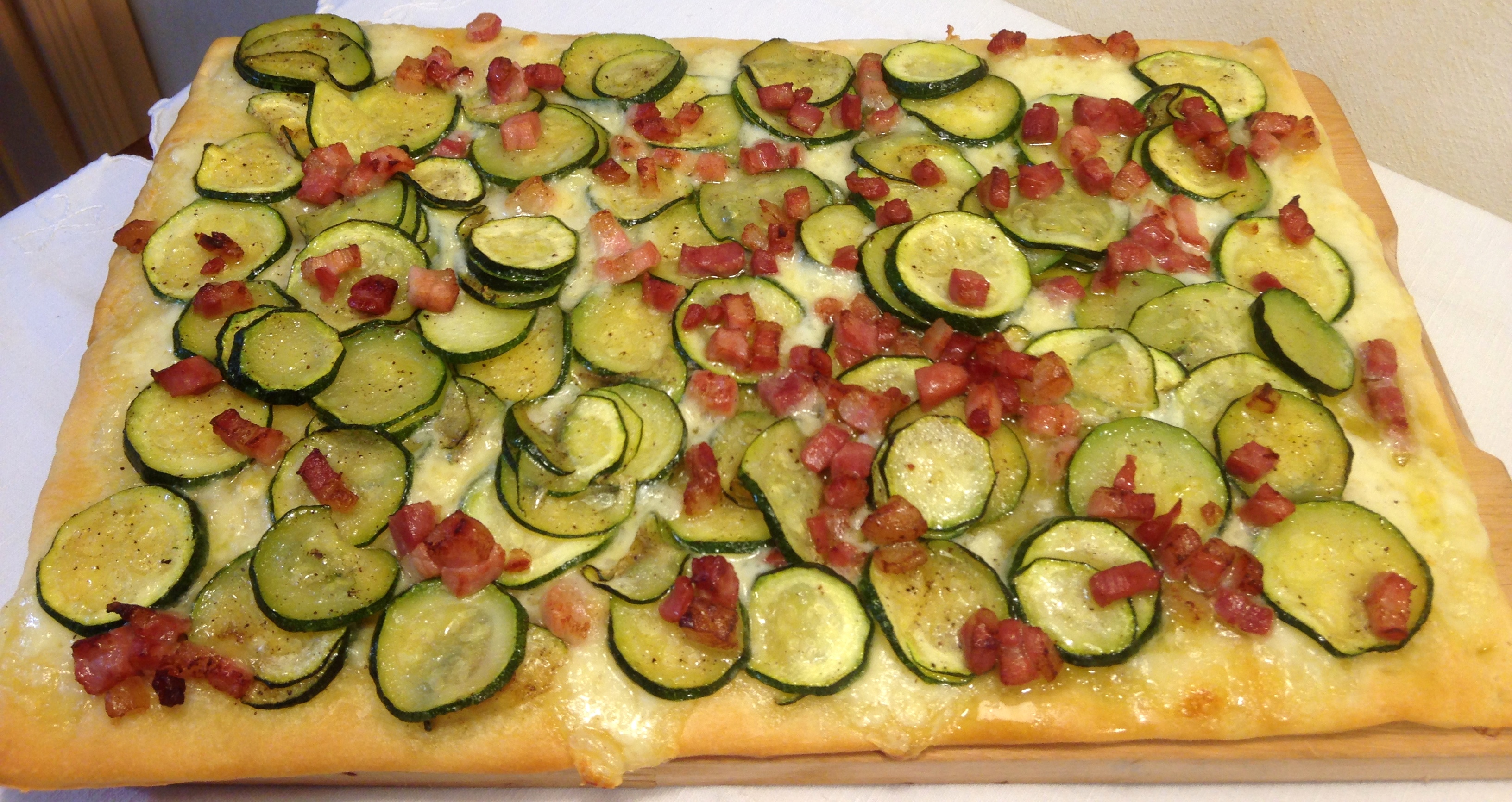 Focaccia con pancetta affumicata e zucchine